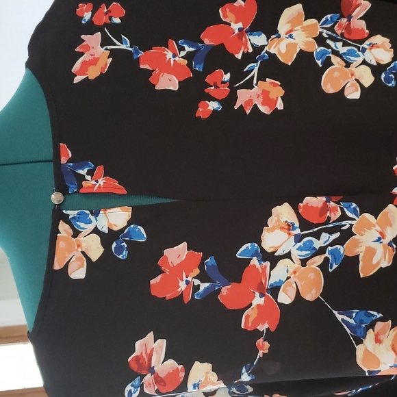 Floral blouse with filigree on sleeves - Picture 3 of 3